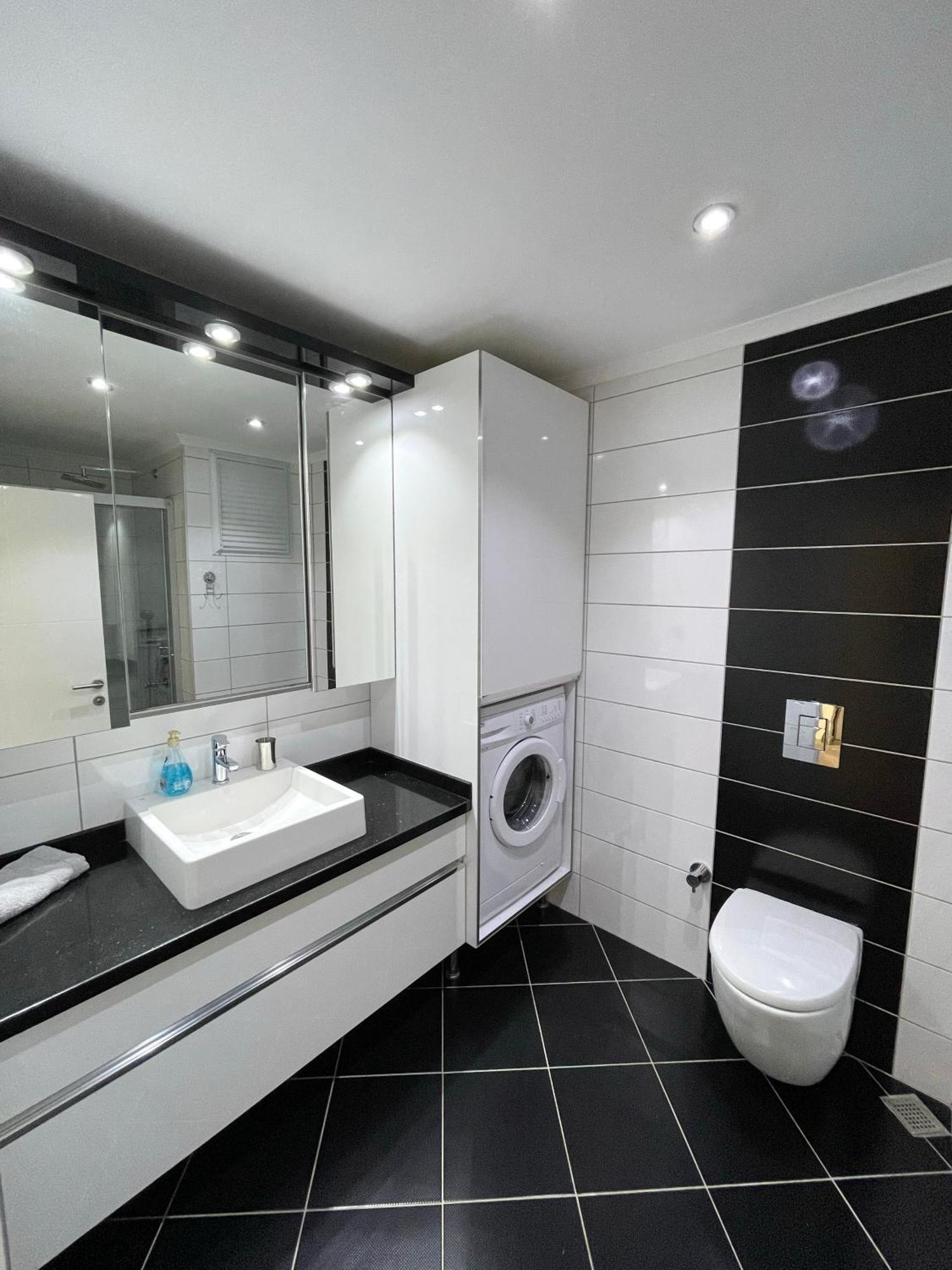 Sa Apartments! 2bd Flat 200m To The